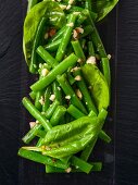 Spinat-Bohnen-Salat mit gehackten Nüssen