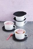 Cupcakes mit Sahnehaube in selbst gebastelten Tassen aus Pappbechern