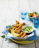 Panierte und frittierte Tintenfische mit Basilikum-Aioli