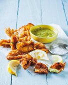 Frittierte Tintenfische mit Basilikum-Aioli