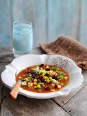 Herzhafte Bohnensuppe mit Maiskörnern