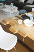 Tischplatte aus Holzbohlen unterschiedlicher Längen, Coffeetable im Hintergrund