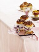 Hohe Schokoladenmuffins mit bunten Schleifen