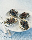 Oysters Kill Bill (Ofengebackene Austern mit Black-Pudding-Crumble)