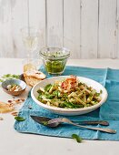 Pasta mit Erbsen-Kerbel-Pesto, Pancetta und Röstbrot