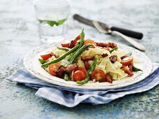Pasta with bacon, green beans and tomatoes