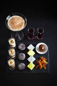 Verschiedene Edel-Desserts, Espresso-Martini und Likör