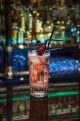 Cocktail mit Wodka, Tonic Water und Grenadine