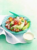Thunfisch-Bacon-Salat mit Avocado und Croûtons