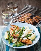 Grilled asparagus with bocconcini and prawns