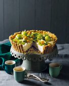 Cream cheese cake with green fruit