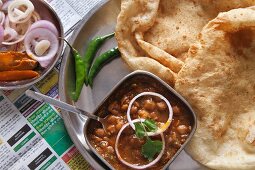 Chole Bhature (Frittiertes Brot mit scharfer Kichererbsensauce, Indien)