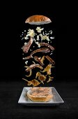 Gegrillte Hähnchenbrust, karamellisierte Zwiebeln und geriebener Mozzarella fallen in den Teller