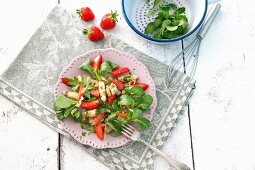 Asparagus salad with strawberries and lamb's lettuce