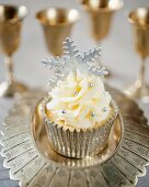 Festlicher Weihnachts-Cupcake mit silberner Fondant-Schneeflocke