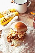 Pulled pork slider with apple coleslaw and grilled corn cobs (USA)