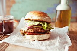 Bohnen-Veggie-Burger mit geräuchertem Cheddar und roten Zwiebeln im Briochebrötchen