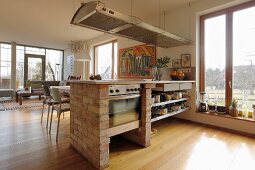 Kochtheke mit gemauerten Seitenwänden in offenem Wohnraum