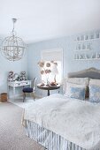 Romantisches Schlafzimmer in hellblau und weiß mit nostalgischem Flair