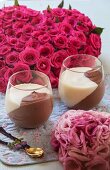 Zwei Gläser Schokoladen-Vanille-Mousse zum Valentinstag