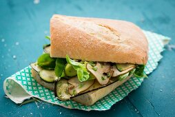 Ciabatta-Sandwich mit gebratenem Gemüse, Pilzen und Salat