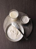Stillleben mit verschiedenen Sojaprodukten: Sojadrink, Sojasahne & Sojajoghurt