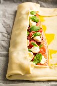 Alpenlachs mit Tomaten, Mozarella und Basilikum in Blätterteig einschlagen