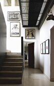 Treppenhaus mit Betontreppe, darüber wandseitig schmale Galerie mit Gitterrost