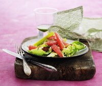 A light salad with steamed salmon, fried beef strips and blood orange