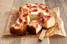 A yeast cake with apples and strawberries