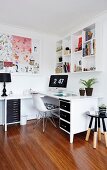 Weisser Schreibtisch mit schwarzen Schubladenfronten übereck, Klassikerstuhl und Hocker im Dip-Dye-Look