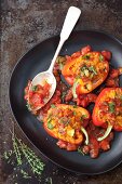 Paprika mit Linsen-Salami-Füllung auf Tomatensauce