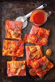 Pizza mit Salami und Tomaten