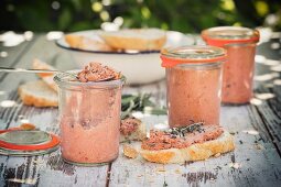 Entenleberparfait und Weißbrot auf Holztisch