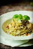 Spaghetti al pesto con carne di pollo (spaghetti with pesto and chicken, Italy)