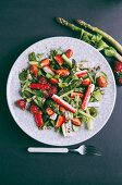 Frühlingssalat mit Erdbeeren, Surimi, grünem Spargel und Gurke