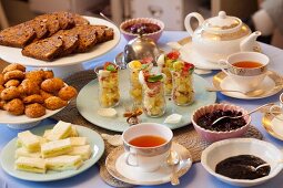 Teetisch mit verschiedenen Gerichten, Teekanne und Teetassen
