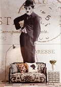 Tapete mit Charlie Chaplin Motiv, davor Sofa mit gemustertem Stoffbezug und Retro Stehleuchte