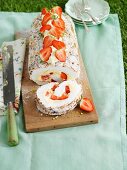 Meringue roulade with strawberries for a picnic