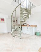 Vintage Wendeltreppe in Wohnküche mit Fischgrätparkett