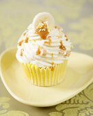 Bananen-Toffee-Cupcake mit tropfender Karamellsauce