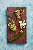 Zucchini: ganz, in Scheiben, geraspelt & gegrillte Streifen auf Holzbrett