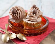 Cupcakes mit Schokomousse und Schoko-Malz-Kugeln