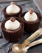 Schokoladen-Zimt-Cupcakes mit Rum und Rosinen