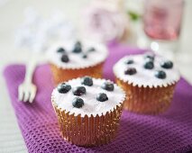 Cupcakes mit gezuckerten Heidelbeeren