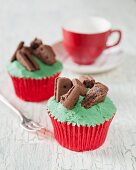 Schokoladen-Cupcake mit Minzecreme und Schokokeksen