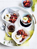 Rote Beeren mit Honigkaramell, Pistazien und Vanillejoghurt