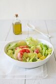 Grüner Salat mit Zitrone und Garnelen