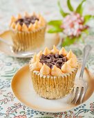 Cupcake mit Orangencreme und Schokoladenstückchen