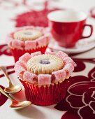 Cupcakes mit Marmeladenkeks und Gummibonbons